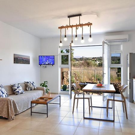 Livingfy Apt With Mountain View & Garden Vámos Exteriér fotografie